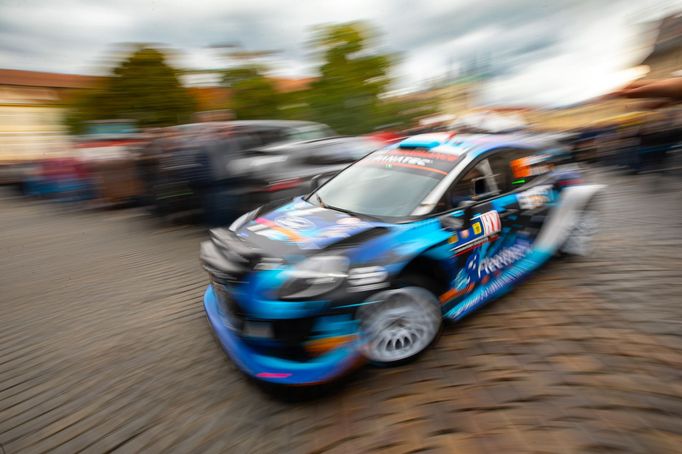 Start Středoevropská rallye na Hradčanském náměstí v Praze.