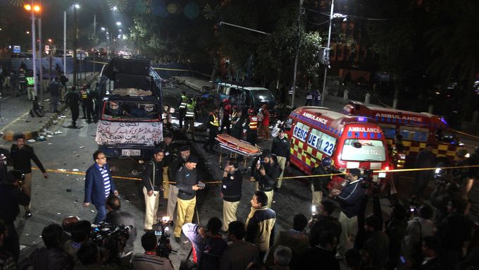Místo činu. Pumový útok v Láhauru, hlavním městě provincie Paňdžáb v Pákistánu.