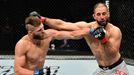 Jiří Procházka (vlevo) v souboji s Volkanem Oezdemirem při UFC 251