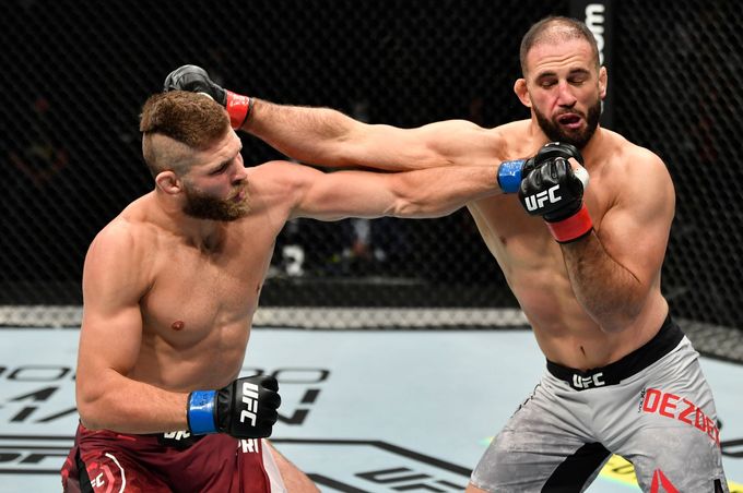 Jiří Procházka (vlevo) v souboji s Volkanem Oezdemirem při UFC 251