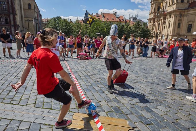 Demonstrace a happening proti masovému turismu. Protest měl formu fotbalového zápasu týmů Praha a Airbnb.