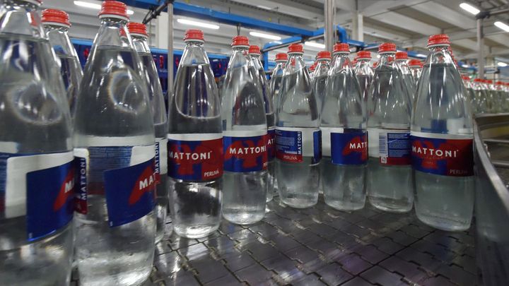 Vratné lahve s minerálkou se vrací na pulty obchodů. Mattoni stáčí do skla z Dubí; Zdroj foto: ČTK