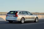 Volvo V90 představuje prémiové kombi vyšší střední třídy, které nahrazuje ve výrobním programu švédské automobilky model V70. Elegantní zevnějšek umocňuje skandinávsky útulný interiér, který dělá z tohoto kombíku mimořádně přitažlivý automobil