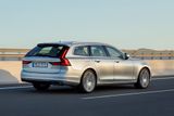 18. místo Volvo, 22 106 aut, +12 %. Švédské značce v čínských rukách pomáhá nový model S/V 90. Na snímku V90, tedy luxusní manažerské kombi.