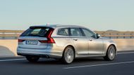 18. místo Volvo, 21 228 aut, +3,5 %. Velký kombík V90 (na snímku) se dostal do finále evropské i české ankety o auto roku, ale nové modely řady 90 velký růst nepřinesly. Blíží se posila v podobě nové generace rodinného SUV XC60, která se ukazuje na autosalonu v Ženevě.