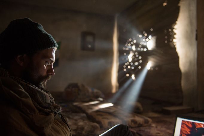 Jamie Dornan ztvárnil válečného fotografa Paula Conroye.