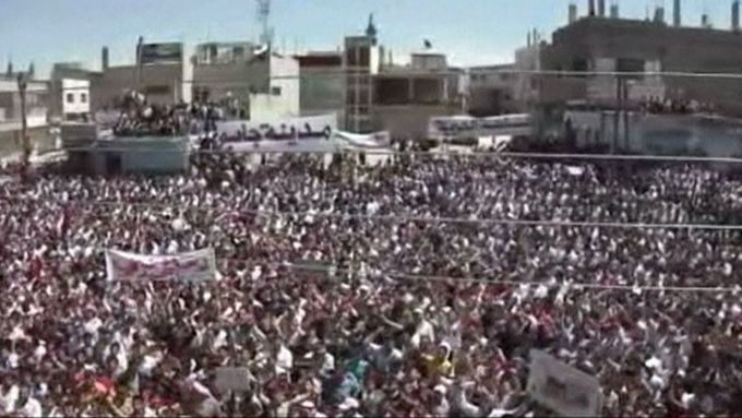 Protivládní demonstrace ve městě Džásim.