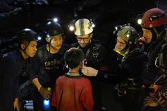 Film o záchraně chlapců z jeskyně. Potápěče hrají hvězdy Mortensen s Farrellem
