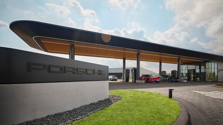 Luxus, ale jen pro 'naše lidi'. Čekání na nabití elektromobilu je tu jen pro vyvolené