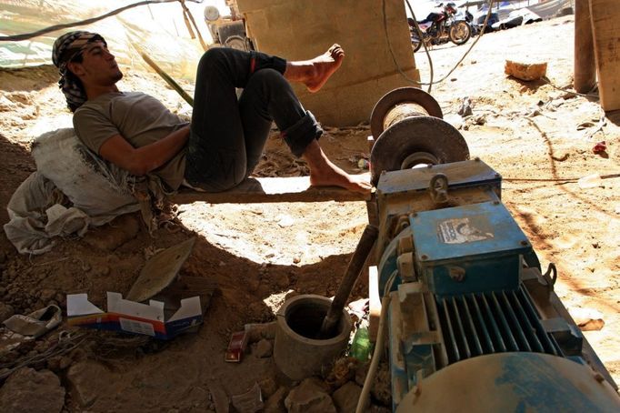 16 Titulek: Gaza's tunnel mugglers on Egypt border idle Popis: A Palestinian worker rests outside a smuggling tunnel in Rafah, on the border between Egypt and the southern Gaza, October 8, 2013. Gaza's tunnel smugglers along the border with Egypt are mostly idle these days. Since the summer, Egypt's military has tried to destroy or seal off most of the smuggling tunnels under the Gaza-Egypt border, a consequence of the heightened tensions between Cairo and the Hamas government in Gaza which is suffering a bad economic recession.