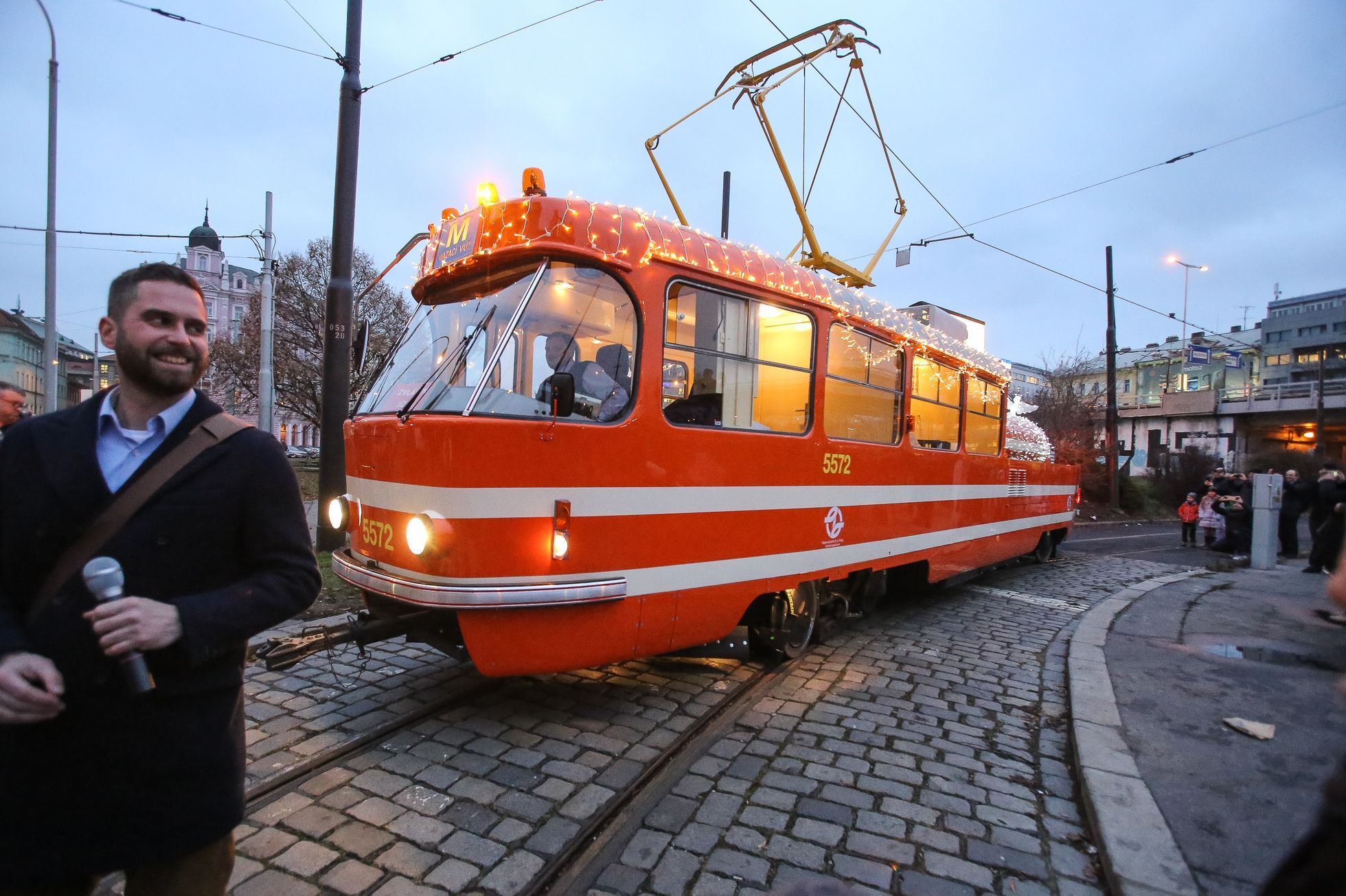 Mazací tramvaj v Praze vánočně svítí a jede, 19.12.2016