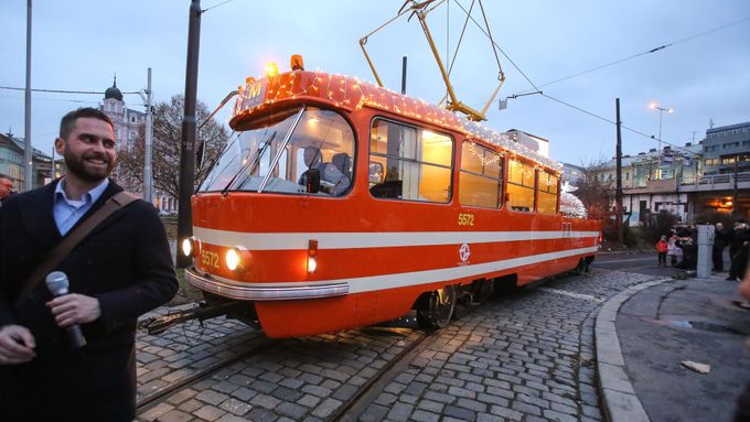 Mazací tramvaj se stala atrakcí pražských ulic.