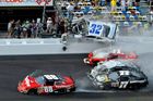VIDEO Při nehodě v závodu NASCAR bylo zraněno 28 diváků