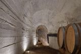 Ve druhém patře jsou umístěné sudy s různými odrůdami vína. Právě na tuto část přímo navazuje znojemské historické podzemí, které je dlouhé téměř 27 kilometrů a má až čtyři patra. Je to největší systém podzemních chodeb v České republice.