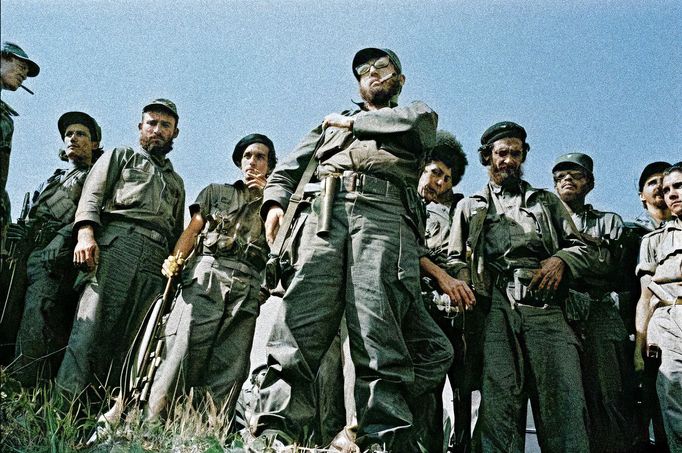 Fidel Castro a jeho povstalecká armáda se zastavují u silnice během pochodu za osvobozením Havany, 1959. Kolorováno