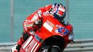 Casey Stoner s Ducati na trati v německém Sachsenringu.