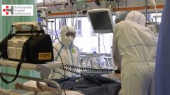 Oživování člověka na covidovém oddělení. Nemocnice  odpovídá demonstrantům ze staroměstského náměstí