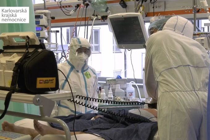 Oživování člověka na covidovém oddělení. Nemocnice  odpovídá demonstrantům ze staroměstského náměstí