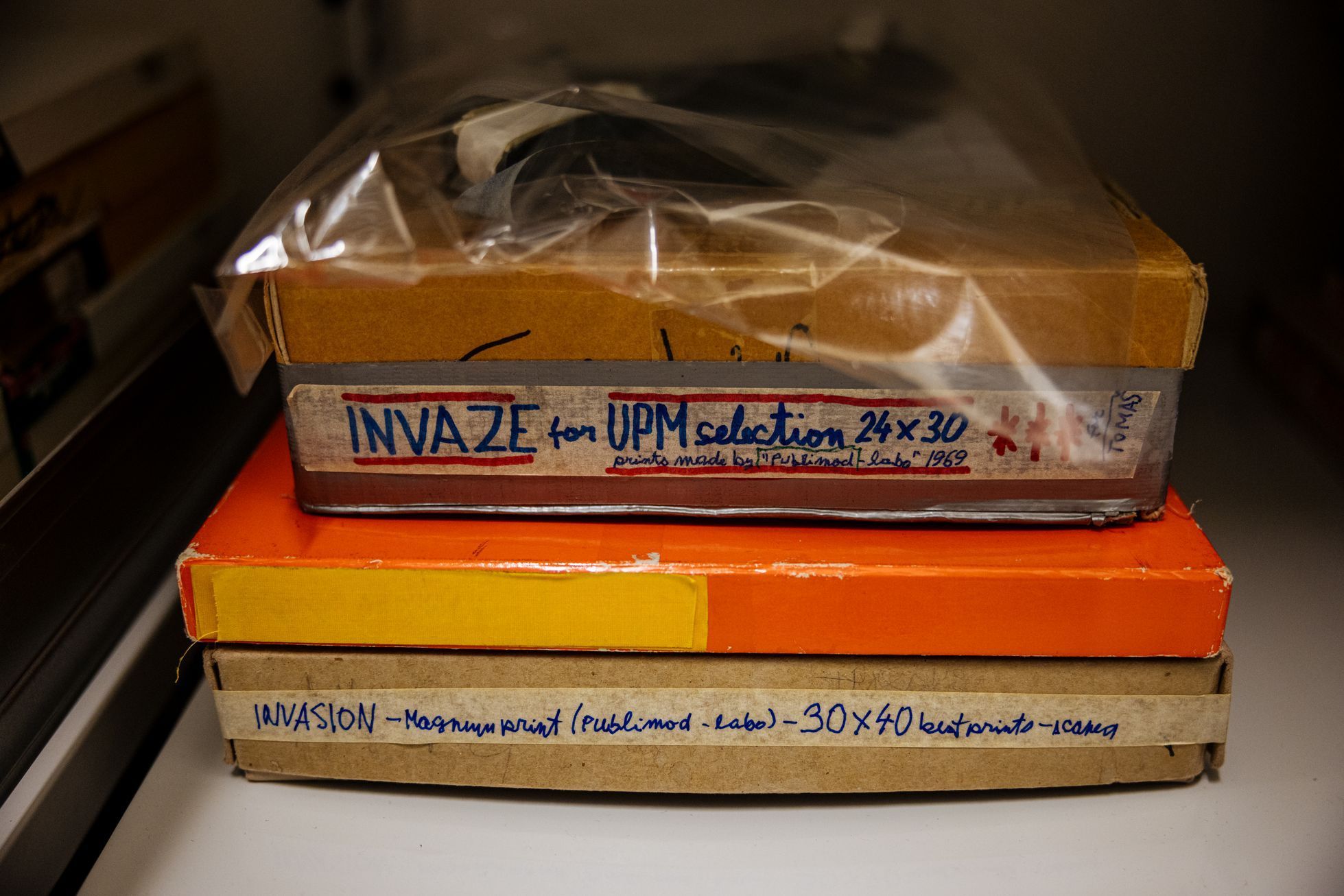 Fotografie Josefa Koudelky v depozitáři Uměleckoprůmyslového musea