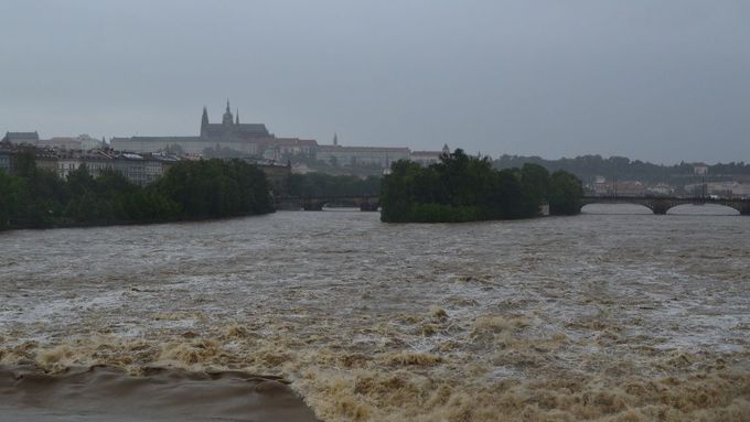 Pohled na Pražský hrad z Jiráskova mostu v neděli.