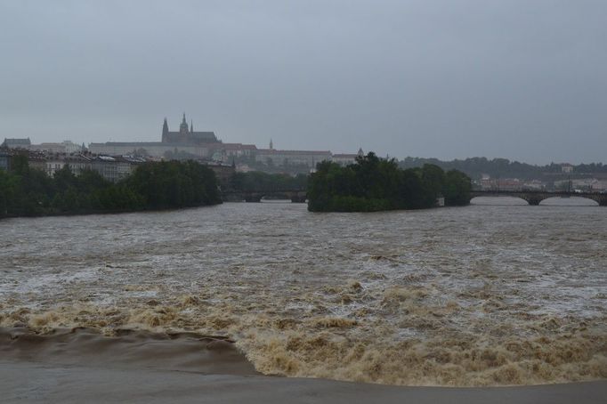 Pohled na Pražský hrad z Jiráskova mostu v neděli.