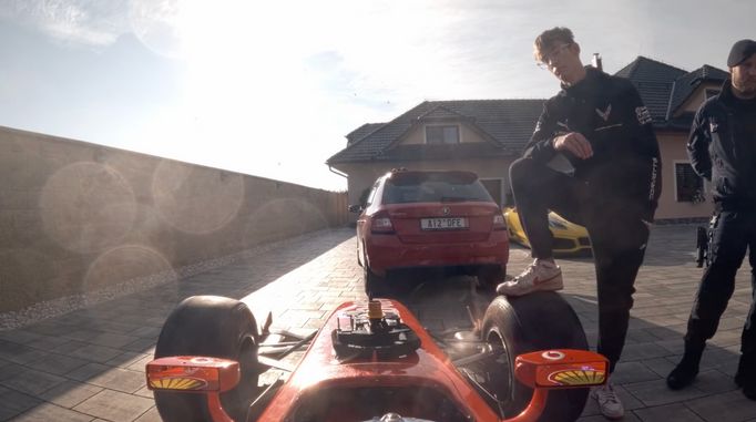 Záběry z víkendového zadržení jezdce v červené formuli se objevily na YouTube kanále TrackZone.