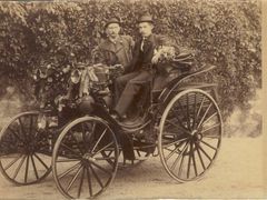 V létě 1894 se baron Liebieg (vpravo, za volantem) s Franzem Stranskym vydali Benzem Victoria z Liberce do Remeše a zpět.