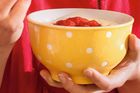 Misky na müsli - 2 ks 
 Tyto misky na müsli z glazované keramiky sou zdobeny velmi náročným způsobem: vzor byl vyroben ručně. Tečky byly nejdříve naneseny pomocí šablony naplněné speciální dekorační pastou. Během následného glazování se vzor efektně odliší od okolní plochy. Průměr: cca 14 cm; výška: cca 8 cm. Barvy: červená, oranžová, žlutá. Cena 249 Kč.