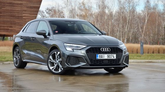 Luxusní sourozenec Škody Octavia v akci. Nové Audi A3 má náskok díky tlačítkům