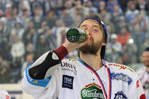 Šampaňské, pivo, ochutnávání medailí i holení hlavy. Tak se v Brně slavil vysněný hokejový titul
