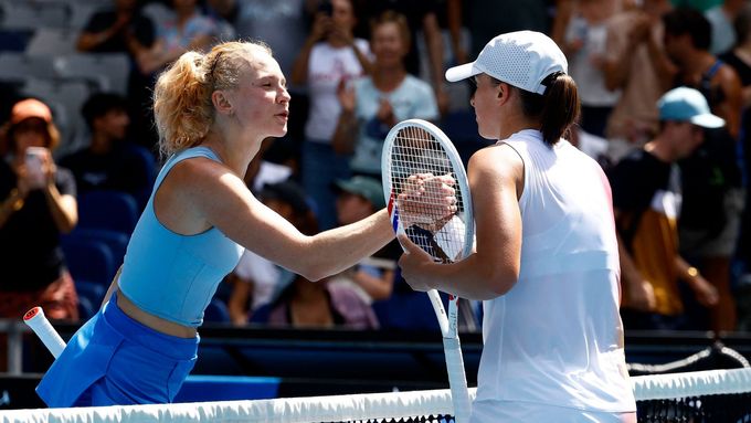 Kateřina Siniaková v Melbourne gratuluje Ize Šwiatekové.