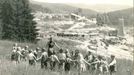 Fotografie ukazuje výstavbu vodní nádrže a elektrárny Lipno, významného díla z roku 1959, které dodává energii a poskytuje rekreační možnosti.