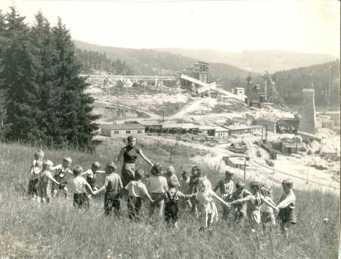 Fotografie ukazuje výstavbu vodní nádrže a elektrárny Lipno, významného díla z roku 1959, které dodává energii a poskytuje rekreační možnosti.