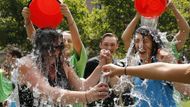 Takhle vypadá dosud asi nejbláznivější Ice Bucket Challenge. Hokejista Paul Bisonette na sebe nechal vylít ledovcovou vodu rovnou z vrtulníku.