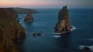 Skalní pilíře Duncansby Stacks za svitu měsíce, Caithness, Skotsko