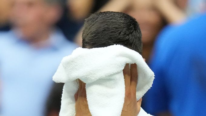 Novak Djokovič se  závěru nepovedeného finále US Open rozplakal do ručníku.