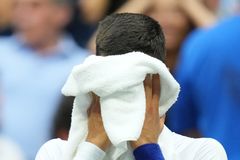 Djokovič se ještě před koncem ztraceného finále rozplakal. Dojali ho fanoušci
