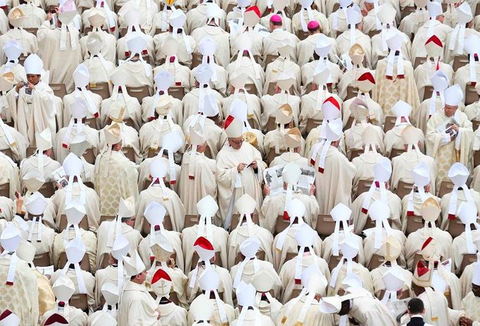 Desetitisíce lidí dnes brzy ráno zaplnily Svatopetrské náměstí ve Vatikánu, kde papež František prohlásí za svaté své Jana Pavla II. a Jana XXIII.