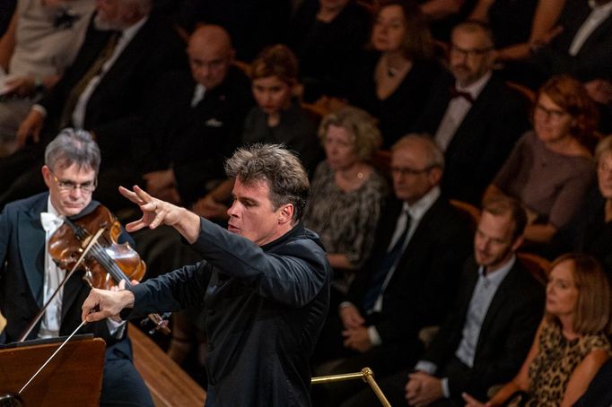 Dirigent Jakub Hrůša.