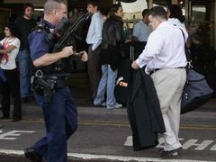 Policista se samopalem v ruce střeží londýnské letiště Heathrow.
