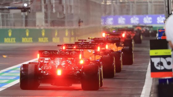 Vozy vyjíždění v boxů do kvalifikace na VC Saúdské Arábie F1 2021