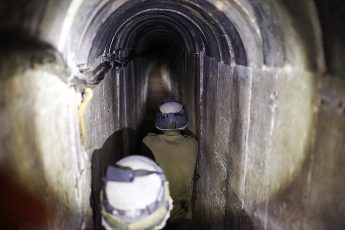 Israeli soldiers stand guard inside a tunnel exposed by the Israeli military near Kibbutz Ein Hashlosha, just outside the southern Gaza Strip October 13, 2013. Israel displayed on Sunday what it called a Palestinian "terror tunnel" running into its territory from the Gaza Strip and said it was subsequently freezing the transfer of building material to the enclave. REUTERS/Amir Cohen (ISRAEL - Tags: POLITICS CIVIL UNREST MILITARY TPX IMAGES OF THE DAY)