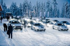 Výrobce luxusních vozů Porsche vyplatí každému zaměstnanci odměnu - v přepočtu 241 tisíc korun