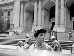 Vivian Maier: Žena v klobouku u veřejné knihovny v NY.