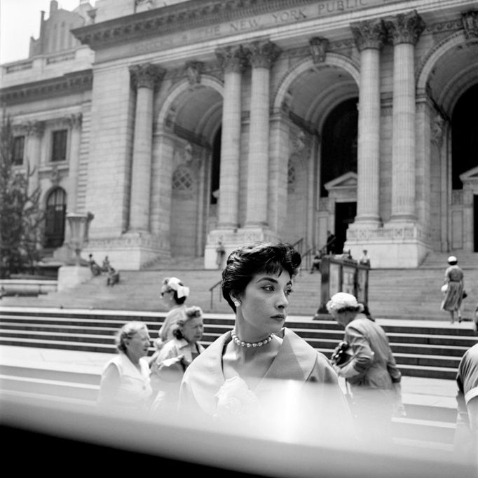 Vivian Maier: Žena v klobouku u veřejné knihovny v NY.