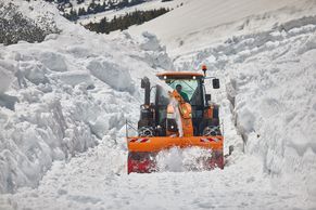 Fréza prorazila sněhové bariéry v Krkonoších, jsou vysoké až osm metrů