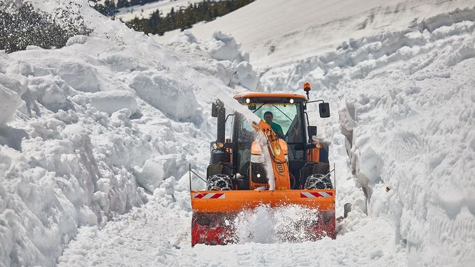 Fréza prorazila sněhové bariéry v Krkonoších, jsou vysoké až osm metrů