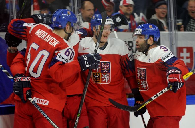 Čeští hokejisté slaví gól na MS v Dánsku. V klubku hráčů Michal Moravčík, Dominik Kubalík a Radko Gudas.