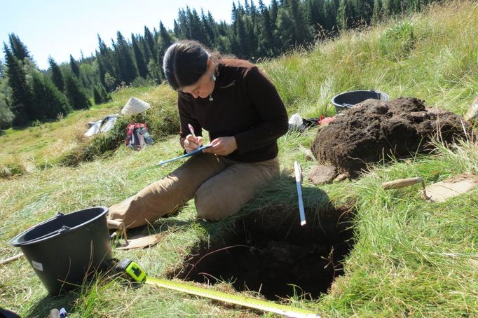 Archeoložka Katarína Čuláková při výzkumu na Šumavě.