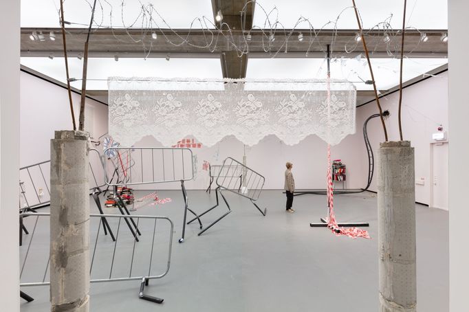 Instalace Jesseho Darlinga v galerii Towner Eastbourne.